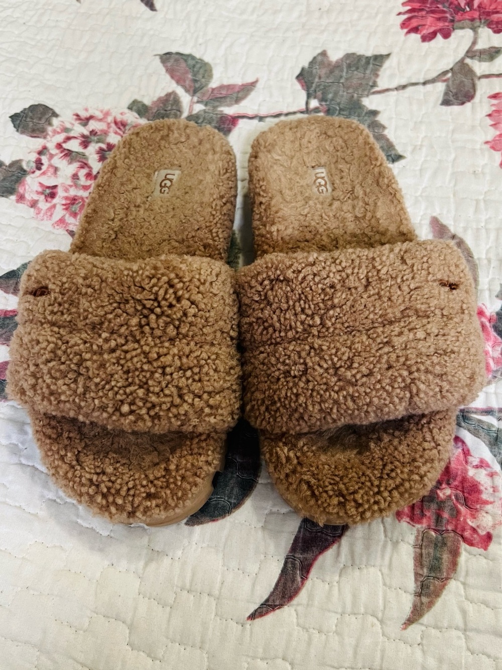 UGG Cozy Plush Slippers – Women’s Size 8